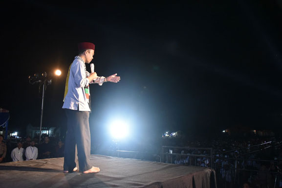 Bersama Masyarakat Bukit Kerikil, Bupati Kasmarni Simak Tausiyah Tuan Guru Ustadz Abdul Somad