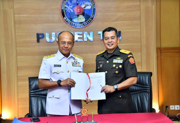 Pisah Sambut Kapuspen TNI dari Laksda TNI Julius Widjojono kepada Brigjen TNI Dr. R. Nugraha Gumilar