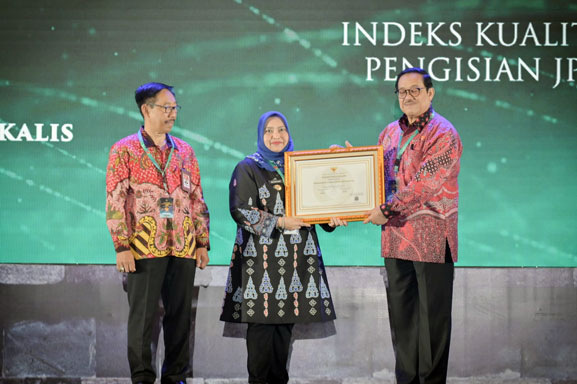 Bupati Bengkalis Kasmarni Terima Penghargaan Meritokrasi KASN 2023