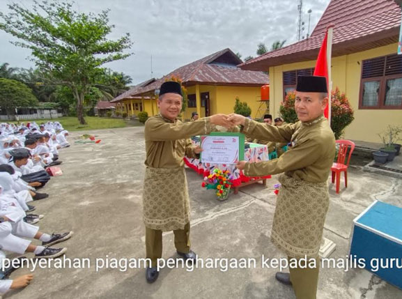 Tutup Semester Ganjil, Kepsek SMAN 1 Kepenuhan Serahkan Piagam Penghargaan Kepada Majelis Guru