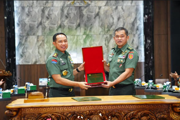 Panglima TNI Jenderal TNI Agus Subiyanto Serah Terimakan Risalah Kasad