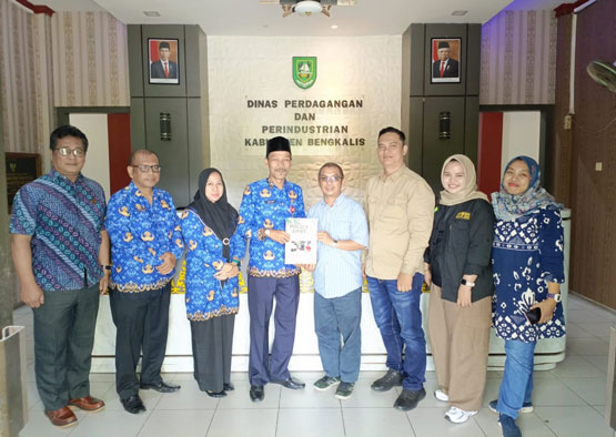Tim Pengabdian FISIP UNRI dan BPDLH Sukses Sulap Lidi Sawit Bernilai Ekonomis