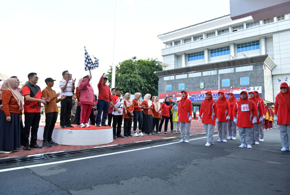 Tampil Pertama Gerak Jalan Santai, DWP Diskominfotik Curi Perhatian Bupati