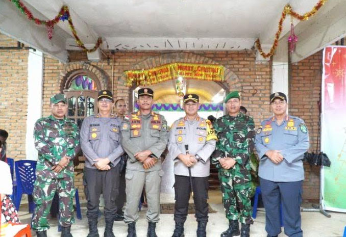 Kapolres Rohul Tinjau Pengamanan Gereja Menjelang Malam Natal