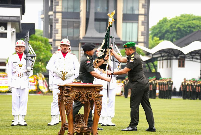 Panglima TNI Jenderal TNI Agus Subiyanto Serahkan Jabatan Kasad Kepada Jenderal TNI Maruli Simanjuntak