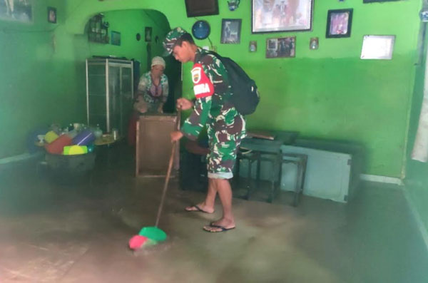 Babinsa TNI AD Hadir Bersihkan Lumpur Sisa Banjir Rohul
