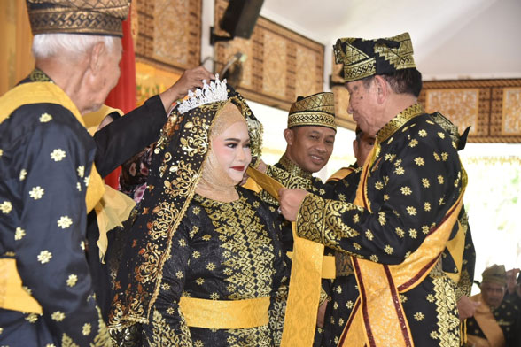 Setelah Penabalan, Bupati Kasmarni dan Wakil Bupati Bagus Santoso Sandang Gelar Kehormatan