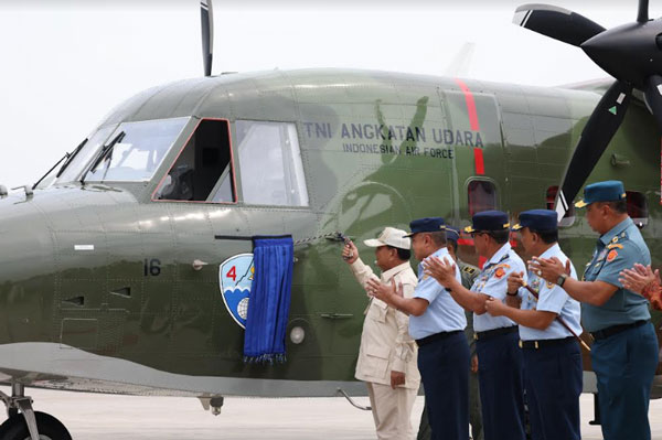 Menhan Prabowo Serahkan 5 Unit Pesawat NC-212i kepada TNI Angkatan Udara