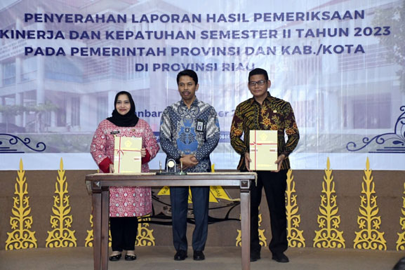 Bupati Kasmarni Terima LHP BPK Atas Pemeriksaan Kinerja dan Kepatuhan PBJ Tahun 2023