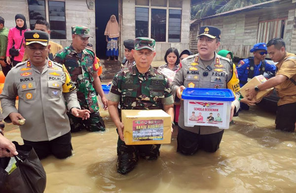 Kapolda Riau-Danrem 031/WB Tinjau Korban Banjir di Rokan Hulu, Riau