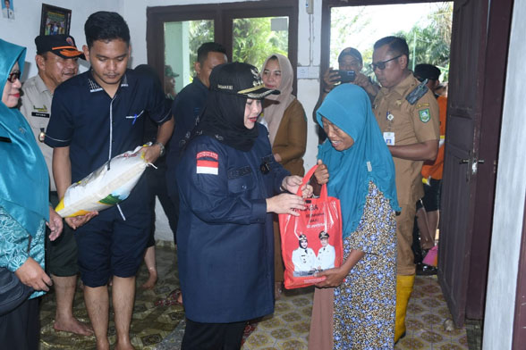 Prihatin dengan Warga Terdampak Banjir, Bupati Kasmarni Salurkan Bantuan