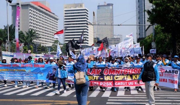 Pekerja Buruh di Persimpangan Jalan