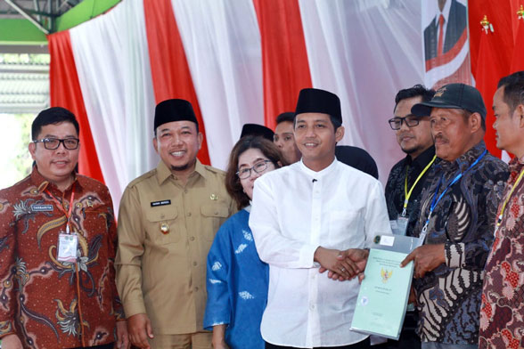 Wamen ATR/BPN Serahkan Sertipikat PTSL Warga Kandis, Wabup Husni Ucapkan Terimakasih