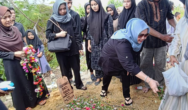 Turut Berduka Cita, Bupati Bengkalis Kasmarni Hadiri Pemakaman Wartawati Susi Yanti