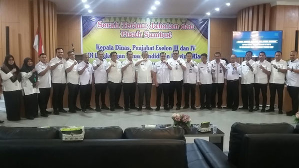 Disdik Riau Gelar Sertijab dari Dr Kamsol kepada Tengku Fauzan Tambusai