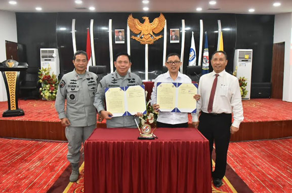 Kepala Bakamla RI Tanda Tangani Kerja Sama dengan Universitas Sam Ratulangi