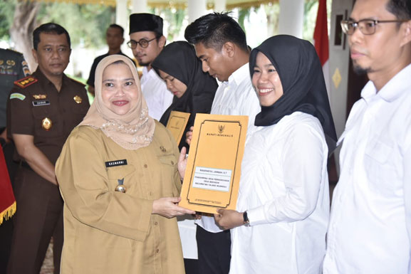 Bupati Bengkalis Kasmarni Serahkan SK Pengangkatan Kepada 341 Pemdes dan Kelurahan