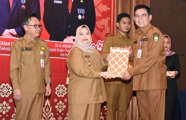 Serahkan DPA SKPD 2024, Bupati Kasmarni: Pahami Indikator dan Target Program