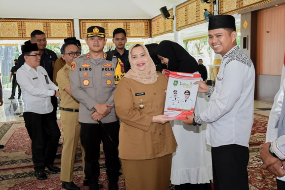 Bupati Bengkalis Serahkan SK Penyuluh Agama Islam Desa se-Kabupaten Bengkalis
