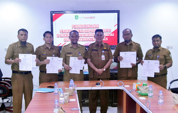 Pejabat Diskominfotik Bengkalis Tandatangani Pakta Integritas dan Perjanjian Kinerja 2024