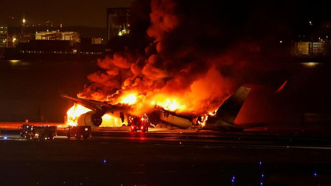 Pesawat Japan Airlines Terbakar di Landasan Pacu, 367 Penumpang Dievakuasi