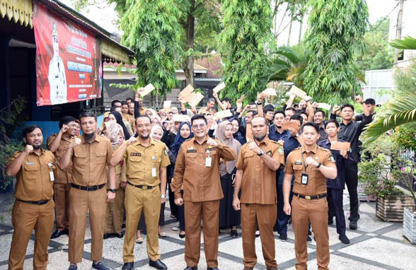 Kepala Diskominfotik Bengkalis Serahkan SK Perpanjangan Kontrak Kerja 2024