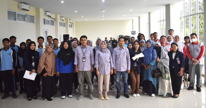 Mahasiswa Prodi D3 Bahasa Inggris-Polbeng Gelar English Adventure Competition 2024