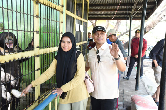 Wabup Bagus Takjub Melihat Beruang Madu di Kebun Binatang Selatbaru