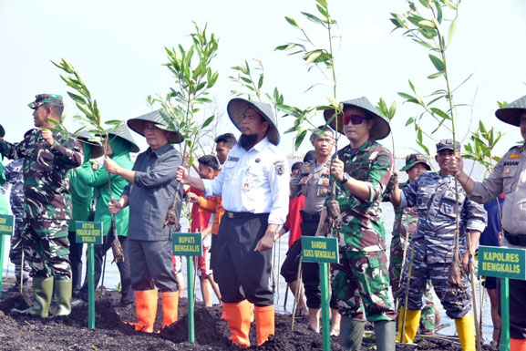 Bupati Kasmarni Sambut Baik Kegiatan Penghijauan dan Penanaman Mangrove Program Unggulan Kasad TNI AD