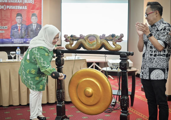 Tingkatkan Pelayanan Kinerja Puskesmas, Bupati Kasmarni Buka Bimtek BLUD dan BOK