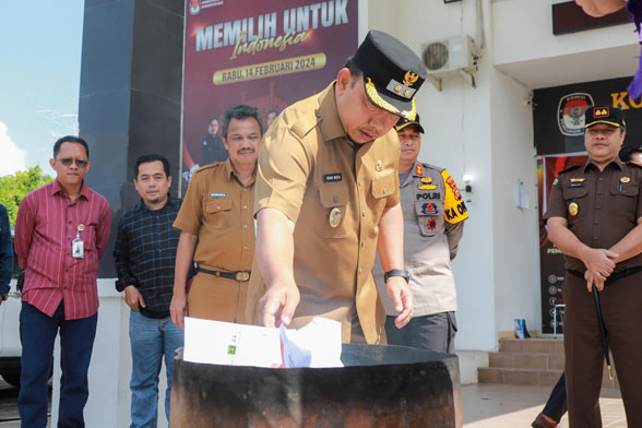 Cegah Potensi Kecurangan, KPU Siak Musnahkan Surat Suara Rusak