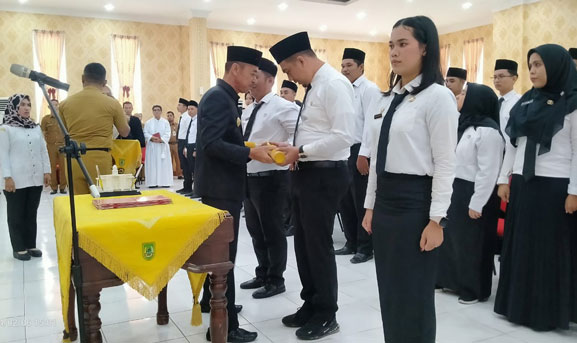 Bupati Rohil Serahkan 84 SK PNS Formasi Tahun 2021 dan Lantik Jabatan Fungsional Tertentu