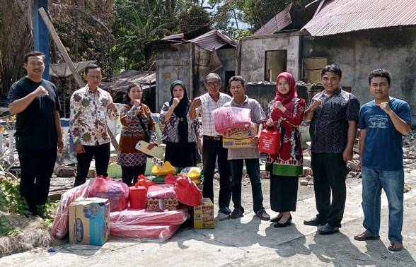 Dinsos Serahkan Bantuan ke Keluarga Korban Kebakaran Rumah di Bantan Tengah