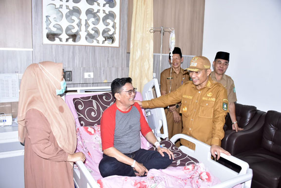 Wakil Bupati Bagus Santoso Besuk Kadiskominfotik Bengkalis, Do’akan Lekas Sembuh