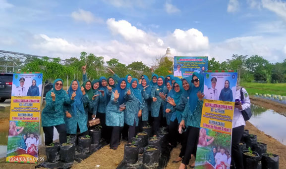 Peringati HKG PKK Ke-52, Tim Penggerak PKK Rohil Ikuti Kegiatan Penanaman Cabai Serentak Nasional