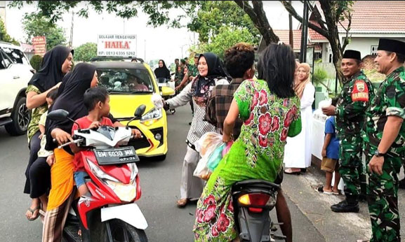 Peduli Sesama, TNI di Rokan Hulu Riau Bagi-Bagi Takjil Berbuka Puasa
