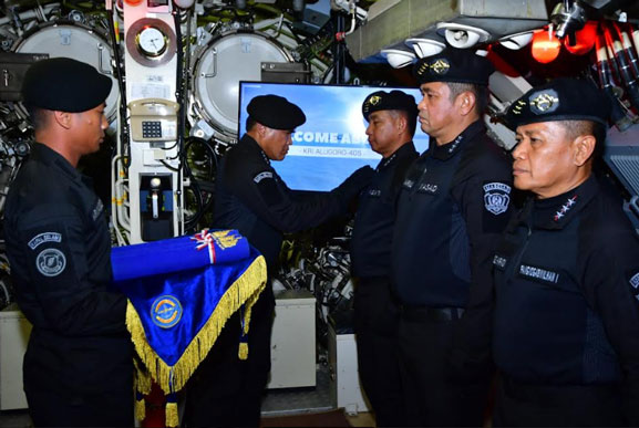Panglima TNI Terima Brevet Kehormatan Hiu Kencana Kapal Selam TNI AL