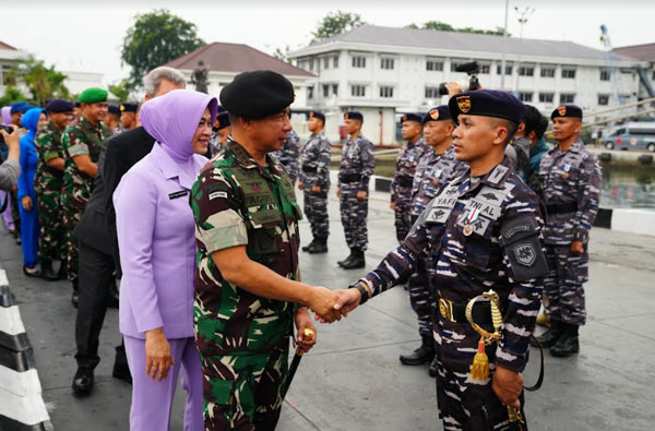 Usai Emban Misi Kemanusiaan, KRI dr. Radjiman Wedyodiningrat-992 Tiba Di Tanah Air