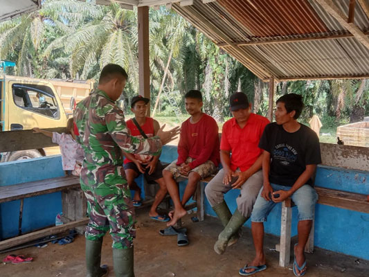 Ajarkan Nilai Pancasila, Babinsa Koramil 0321-05/RM Komsos di Kampung Pancasila Pematang Sikek Rimba melintang