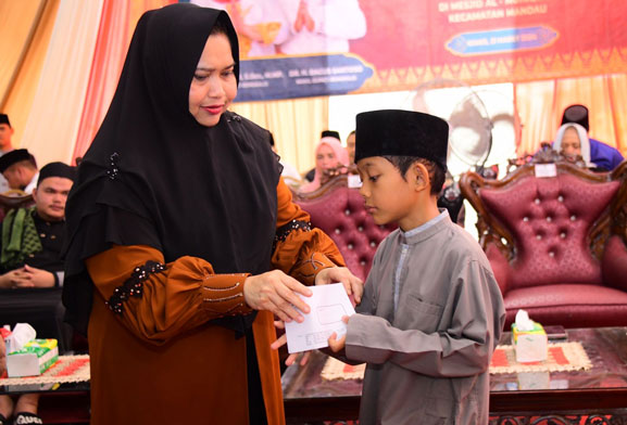 Bupati Kasmarni Berbagi Kebahagian Bersama Anak Yatim dan Kaum Dhuafa