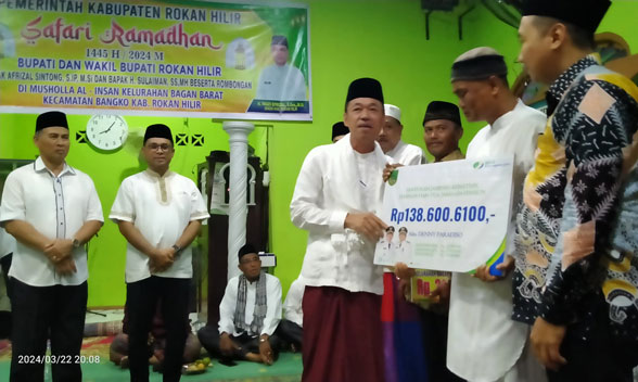 Safari Ramadhan, Bupati Rohil Serahkan Bantuan Operasional 3 Rumah Ibadah dan Klaim BPJS
