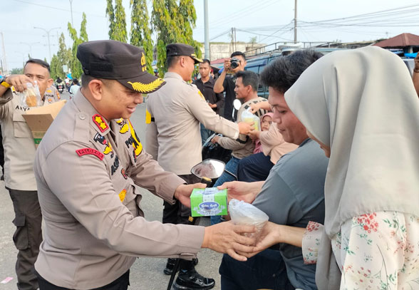 Berkah Ramadhan, Kapolres Siak Bersama Jajaran Bagi-Bagi Takjil Untuk Masyarakat Tualang