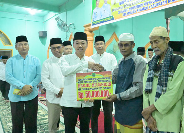 Safari Ramadhan, Bupati Rohil Salurkan Bantuan Operasional Masjid Mujahidin Sungai Nyamuk