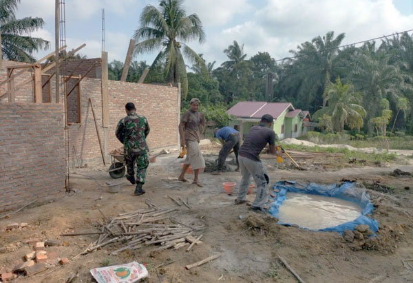 Anggota Koramil 0321-05/RM Goro Bangun Rumah Warga Binaan