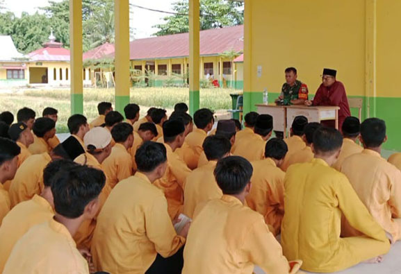 Babinsa Koramil 0321-05/RM Tanamkan Nilai-nilai Pancasila kepada Pelajar SMK 1 Rimba Melintang