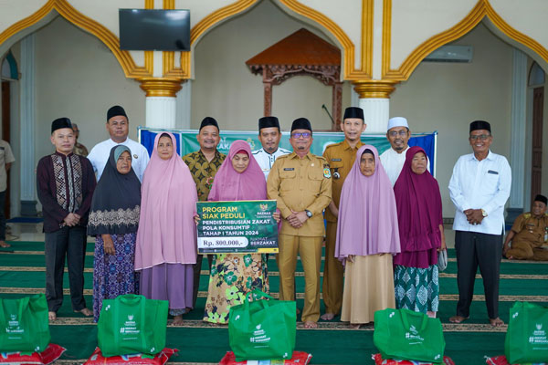 Distribusi Zakat Pola Konsumtif di Sungai Apit, Arfan Usman Serahkan Paket Sembako