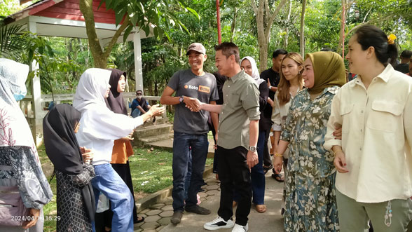 Rayakan Idul Fitri, Bupati Afrizal Sintong dan Keluarga Kunjungi Taman Hutan Kota Bagansiapiapi