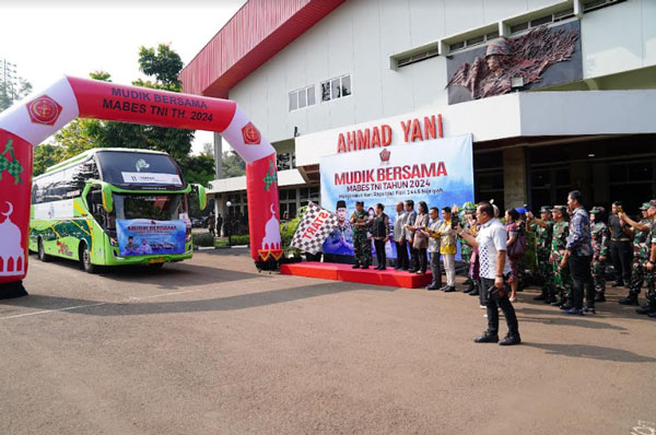 Kasum TNI Lepas Keberangkatan Mudik Bersama Mabes TNI Tahun 2024