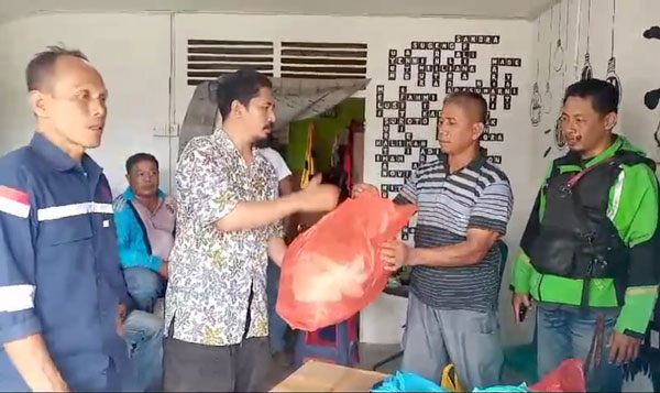 IKA LIBEL Serahkan Bantuan Pakaian Untuk Korban Bencana Alam Sumbar