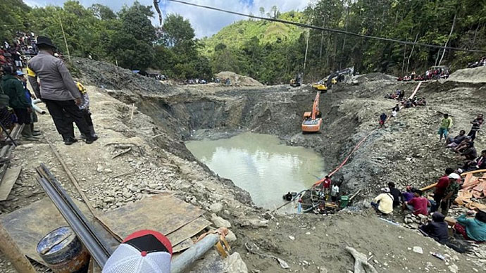 Tanah RI Bolong 1.600-an Meter Akibat Tambang Emas Ilegal Warga China